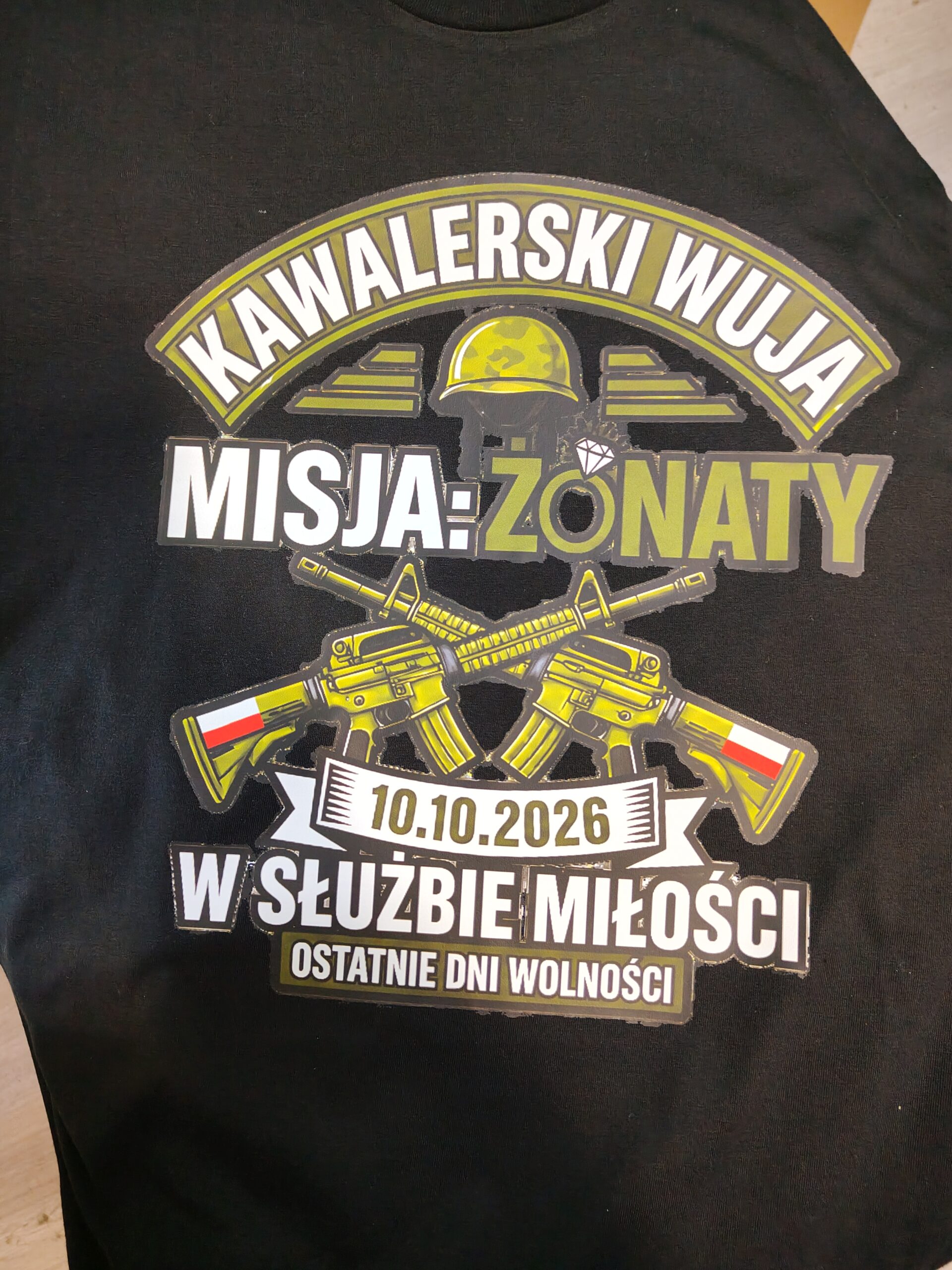 Czarna koszulka na wieczór kawalerski Wuja z wojskowym nadrukiem Misja Żonaty 10.10.2026