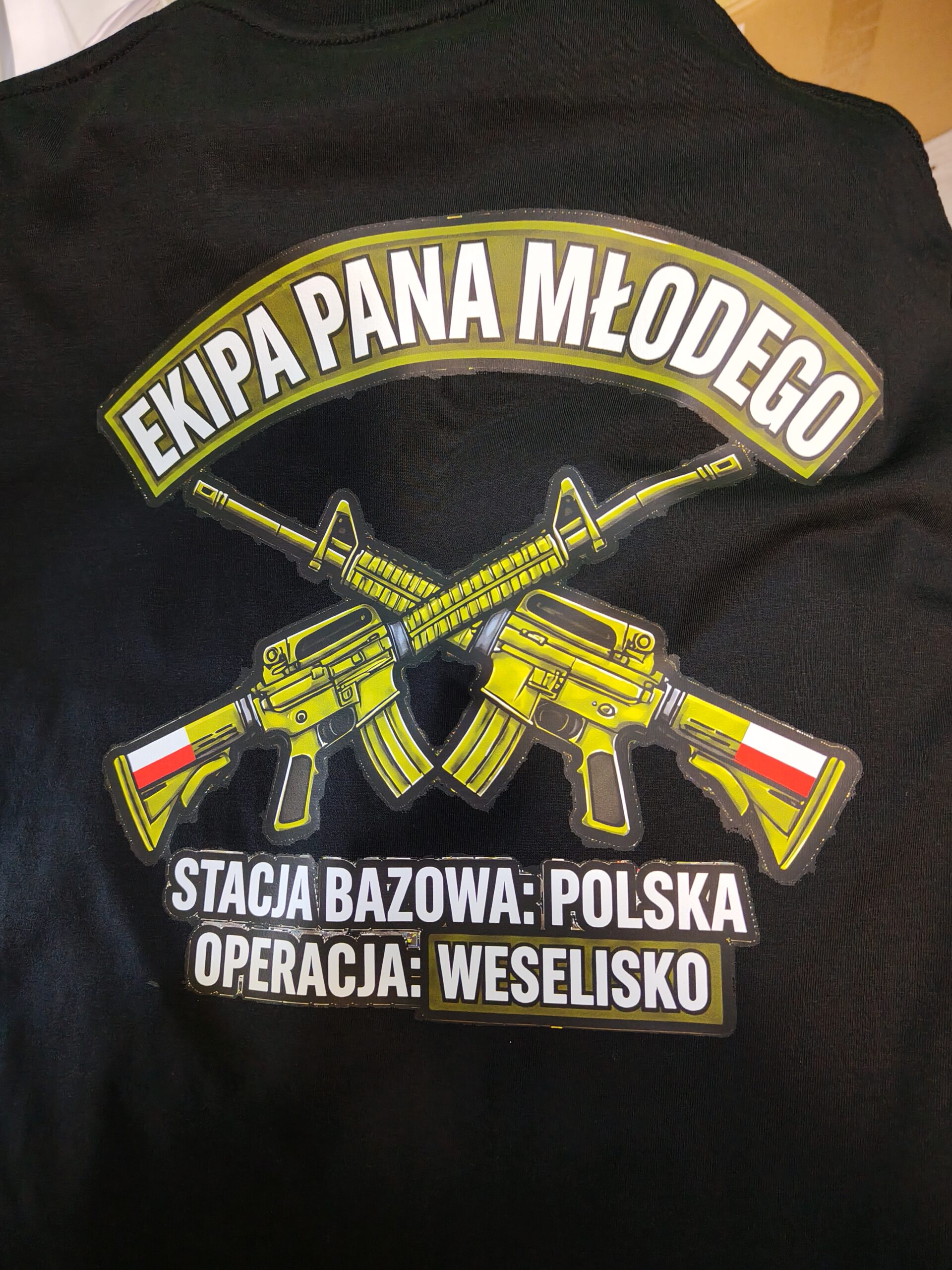 Czarna koszulka na wieczór kawalerski z wojskowym nadrukiem Ekipa Pana Młodego