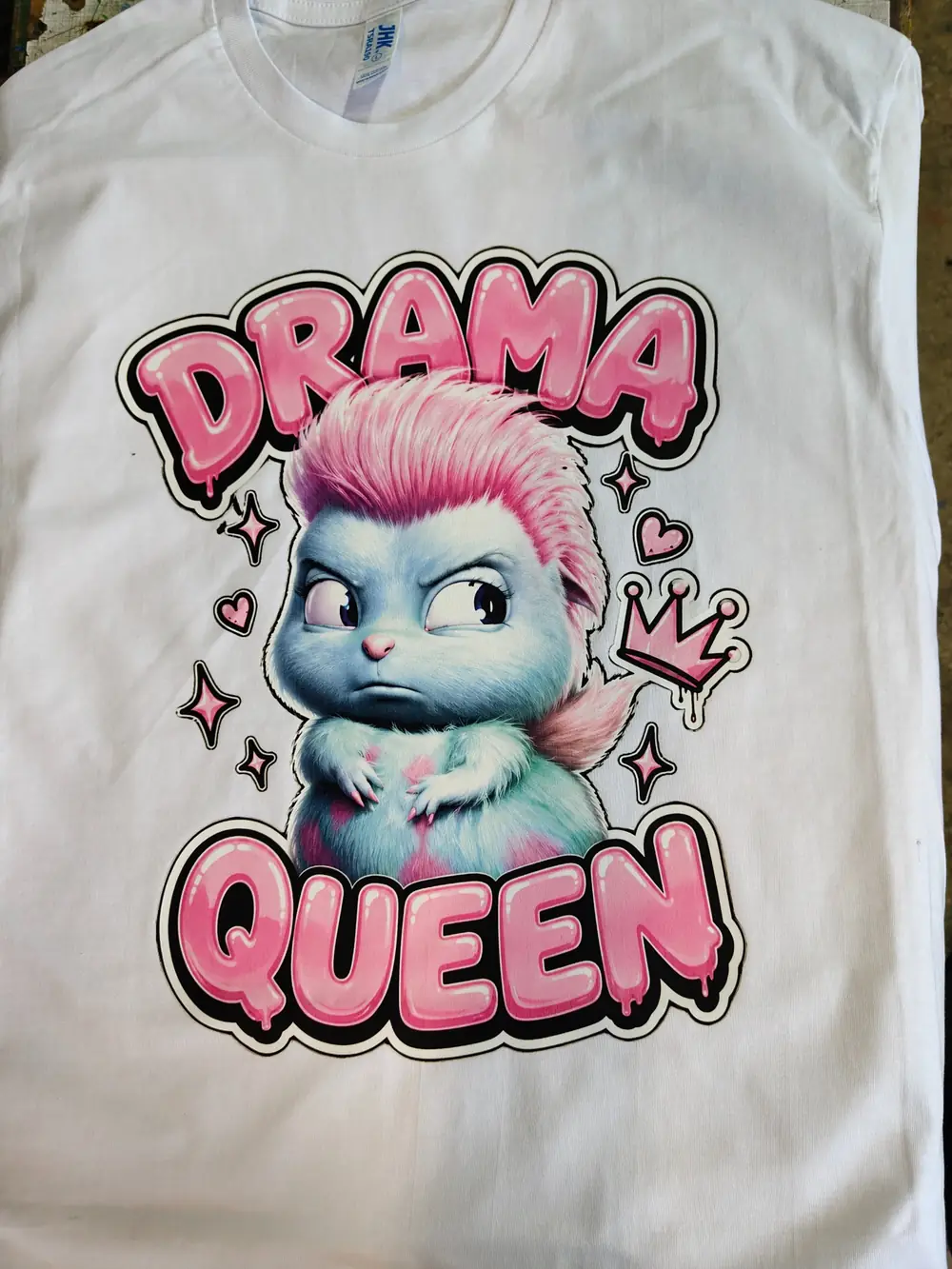 Biała koszulka z różowym napisem Drama Queen i pastelową postacią wykonanym metodą DTF