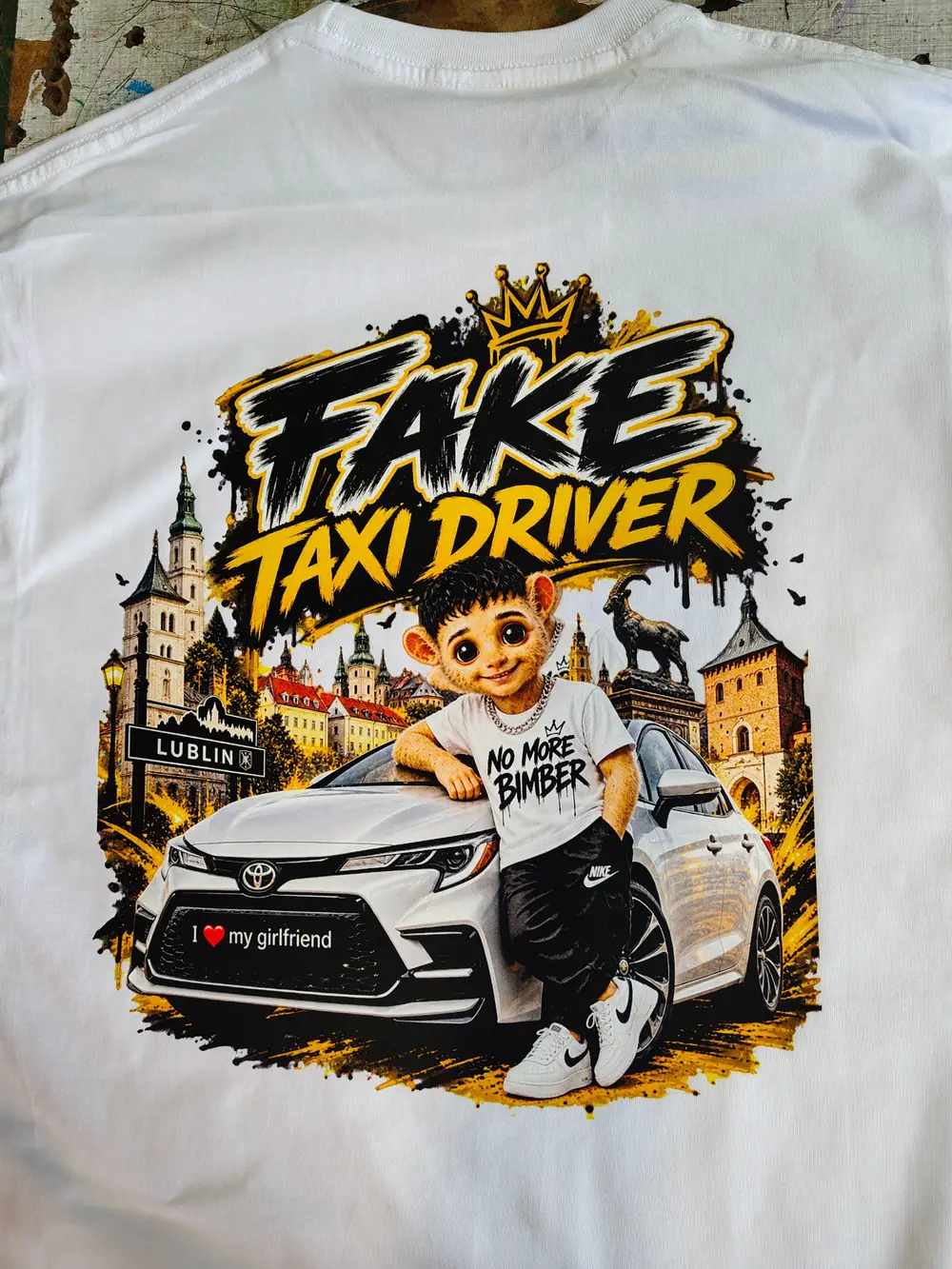 Biała koszulka z dużym nadrukiem Fake Taxi Driver Lublin wykonanym metodą DTF