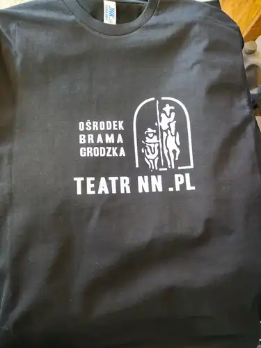 Czarna koszulka z białym nadrukiem Ośrodek Brama Grodzka Teatr NN wykonanym metodą DTF
