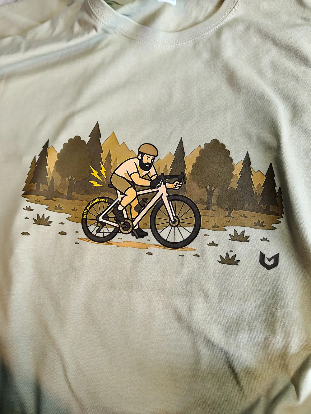 Jasna koszulka z ilustracją rowerzysty i humorystycznym nadrukiem wykonanym metodą DTF